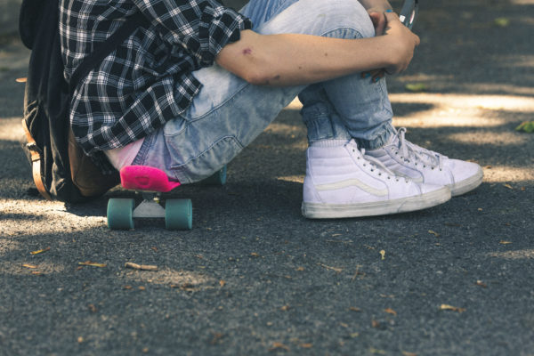 gratisography-sitting-on-skateboard-600x400